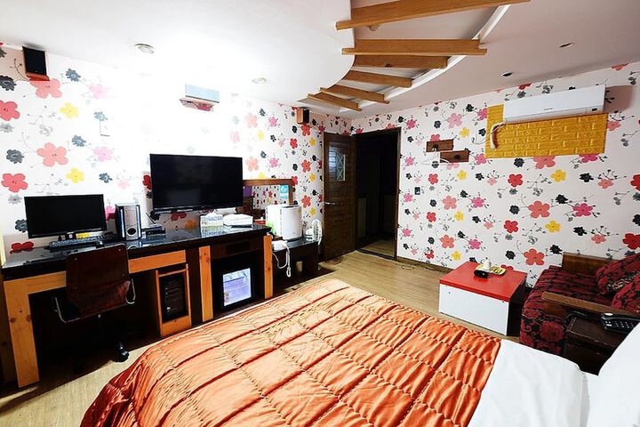 Room 6 of 31