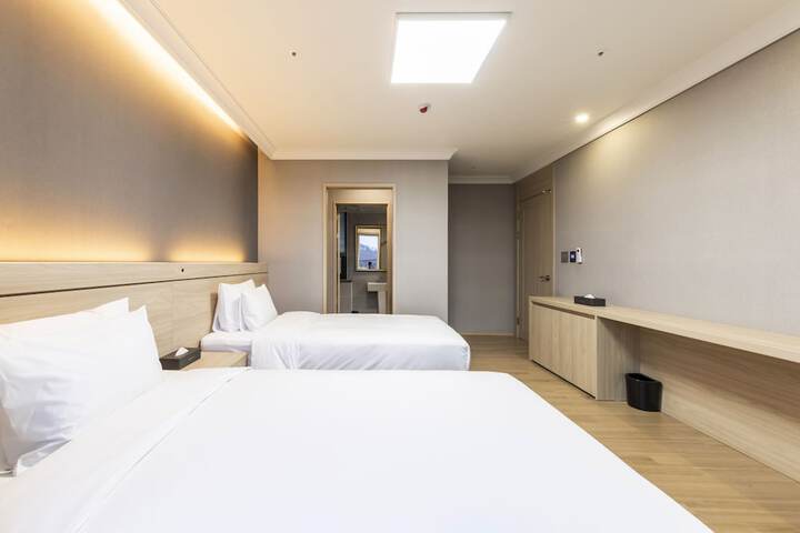Room 13 of 80