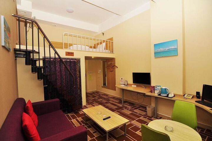 Room 32 of 90