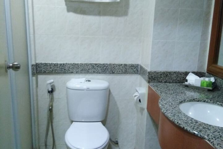 Room 27 of 33