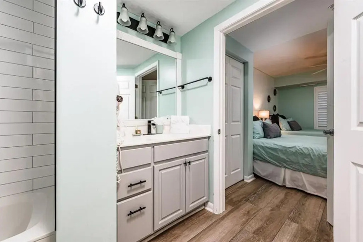 Room 4 of 18