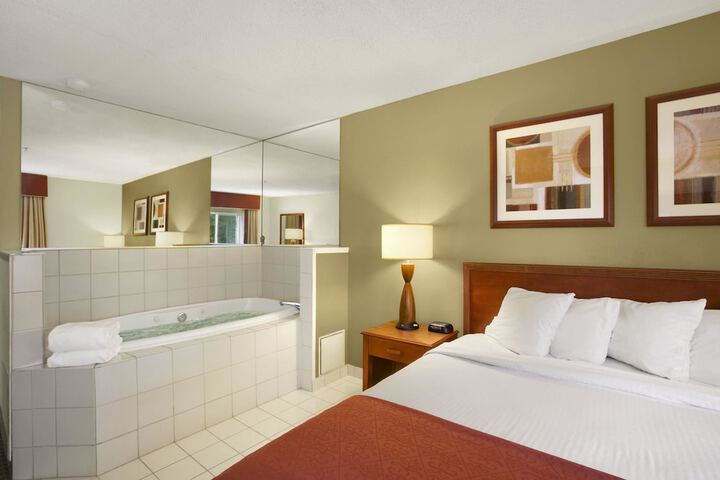 1 King Bed (2 of 7)