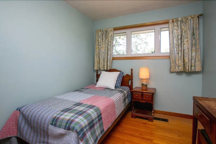 Room 5 of 12