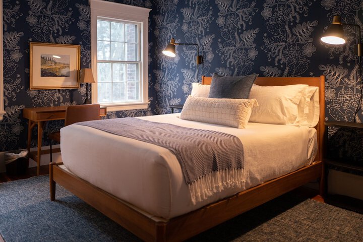 Deluxe Queen Bed (10 of 21)