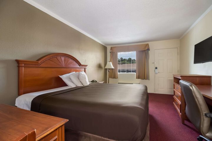 1 King Bed Efficiency (7 of 11)