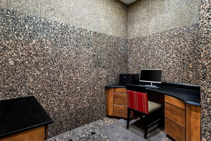 Business Center 46 of 52