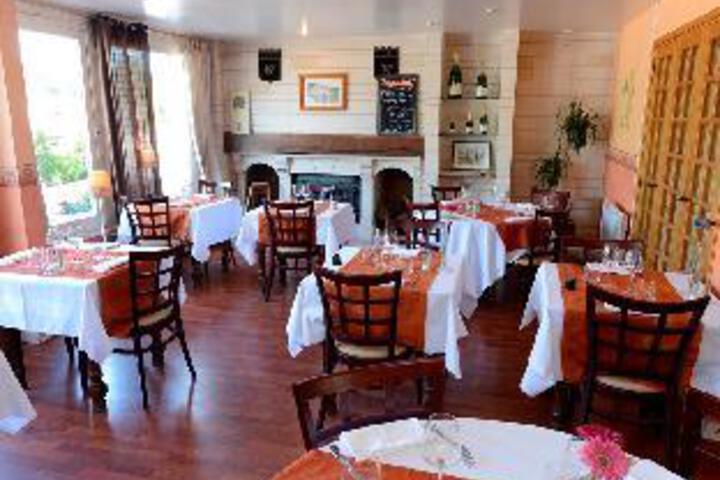Dining 7 of 23