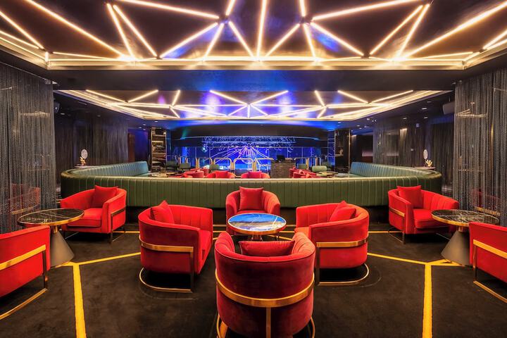 Lounge 48 of 65