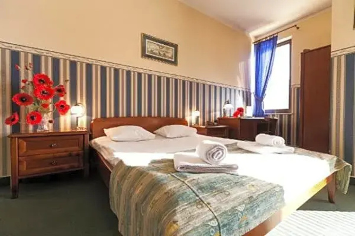 Room 5 of 9