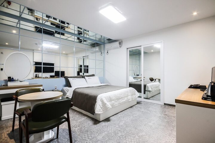 Room 13 of 42