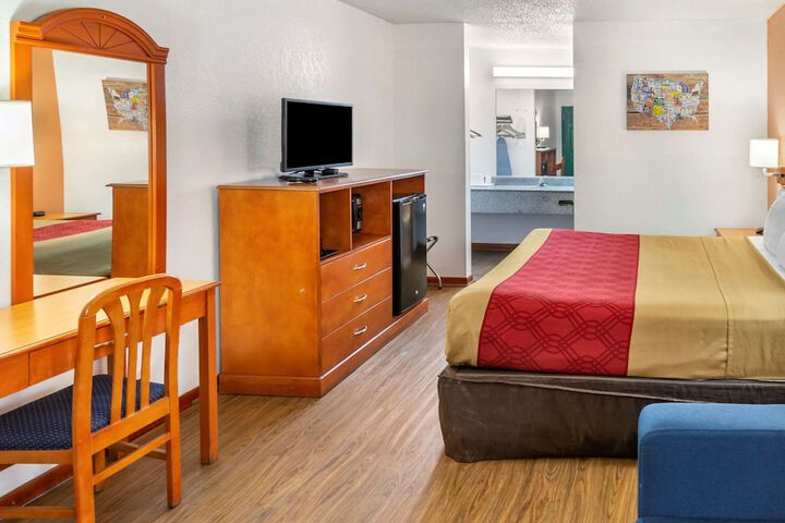 1 King Bed (10 of 10)