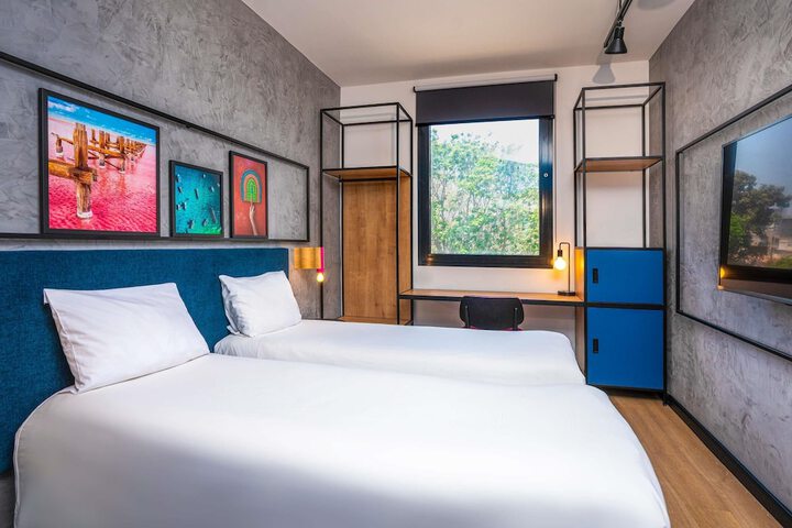 Room 16 of 65