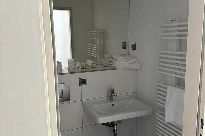 Room 16 of 38