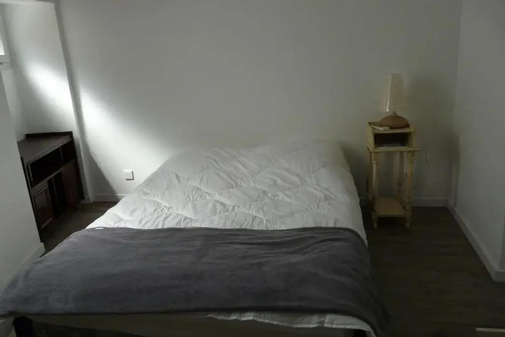 Room 4 of 9