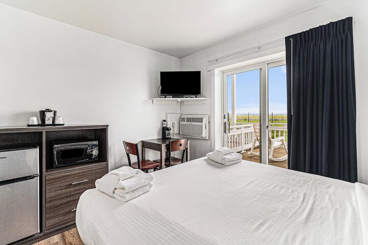 Economy Queen Bed Lake View Patio (29 of 82)