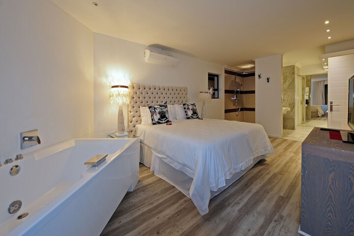 Room 2 of 63