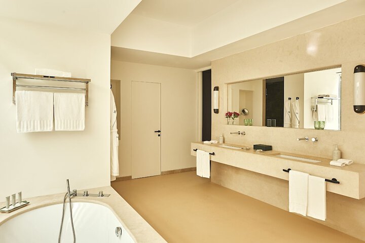 Room 85 of 161
