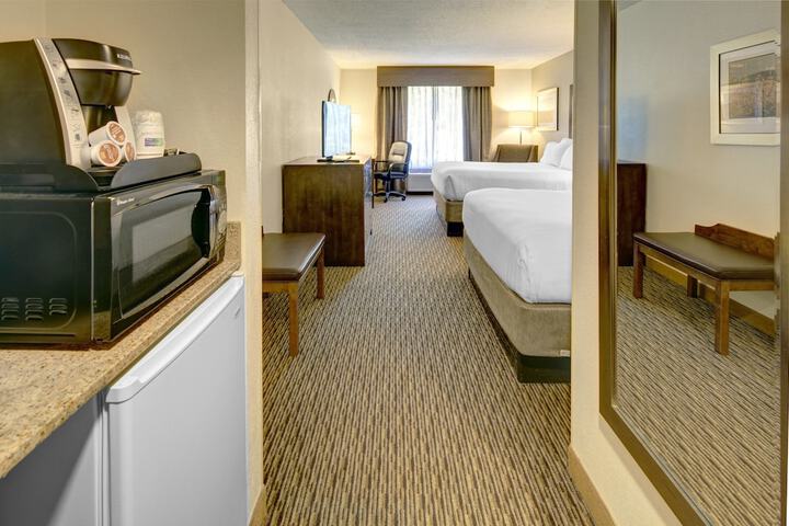 1 Queen Bed (6 of 15)