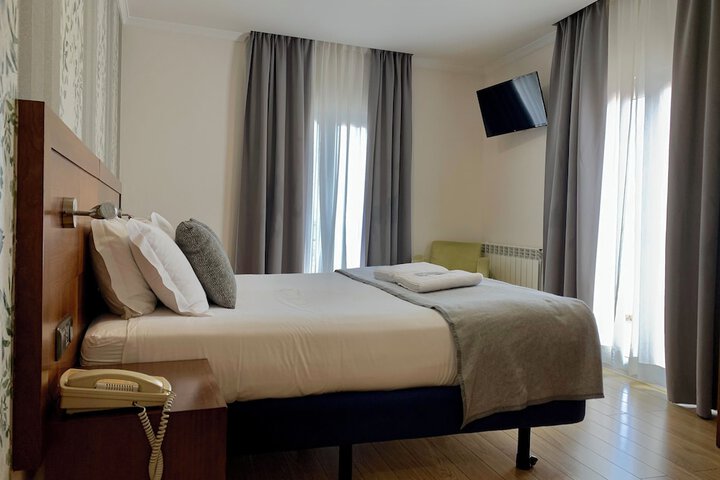 Room 5 of 16