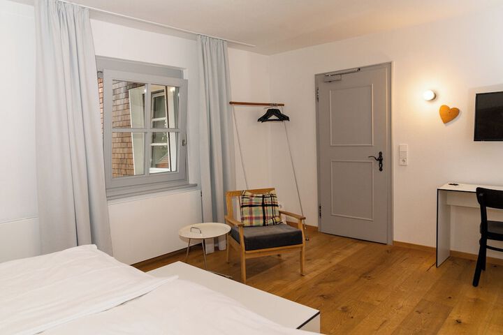 Room 92 of 395