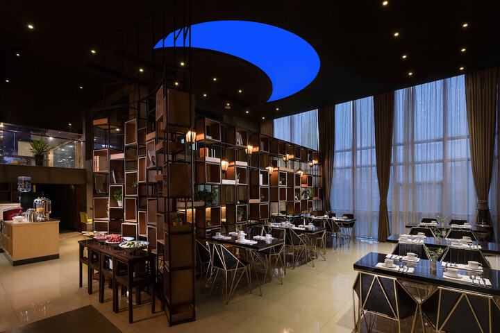 Dining 35 of 70