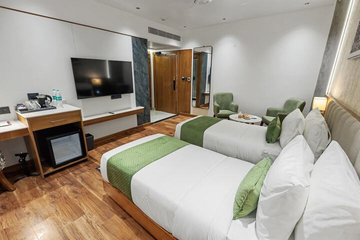 Room 4 of 8