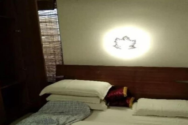 Room 12 of 27