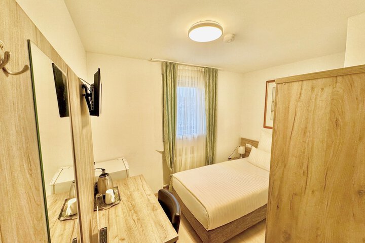 Room 13 of 34