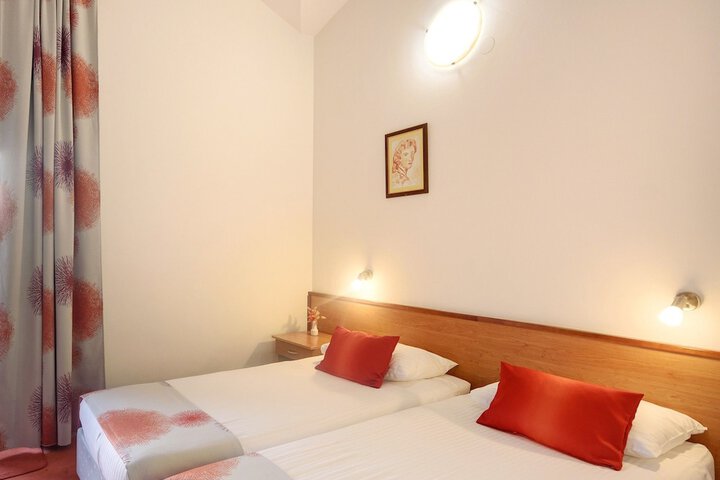 Room 4 of 38