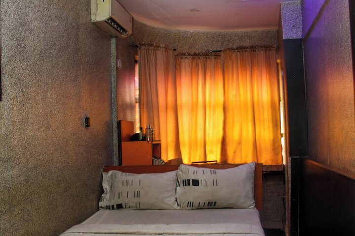 Room 25 of 33