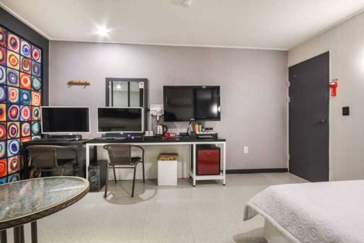 Room 9 of 118