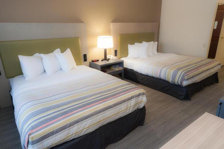 2 Queen Beds (1 of 7)