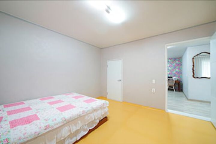 Room 17 of 35