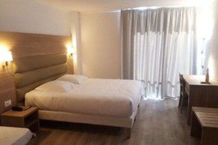 Room 13 of 25