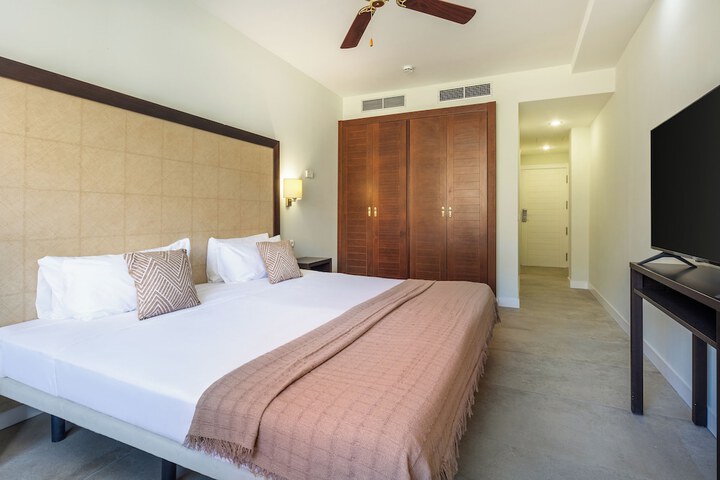 Room 9 of 37