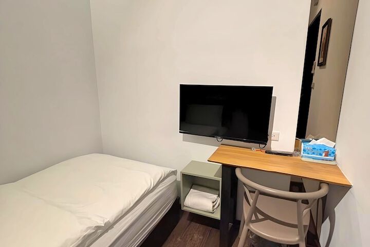 Room 53 of 142