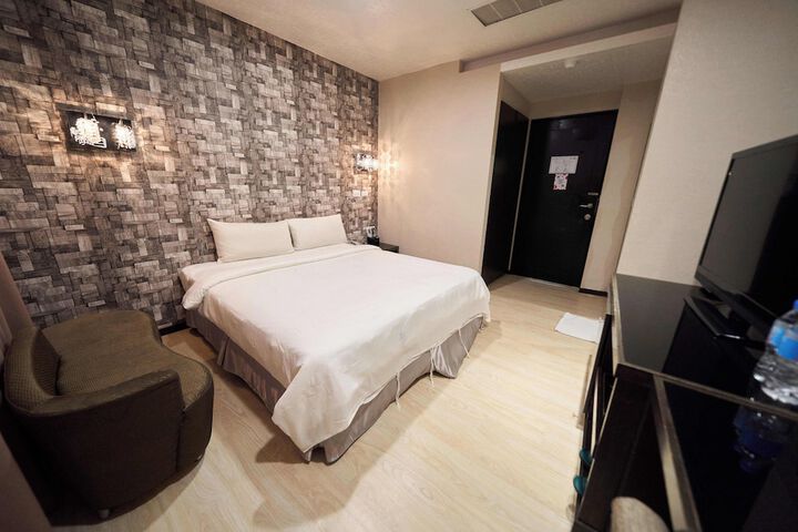 Room 8 of 48