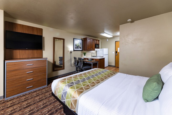 Queen Bed Accessible (18 of 18)