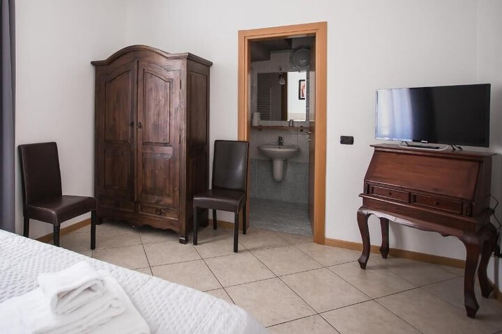 Room 2 of 25