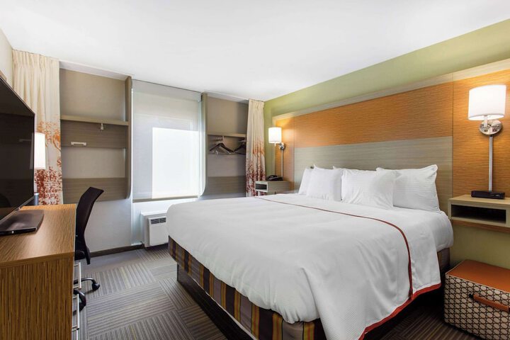 1 King Bed (8 of 10)