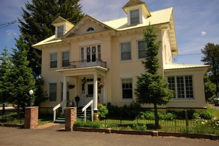 Exterior of HARTLAND INN