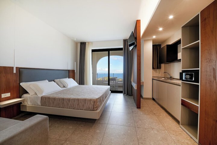 Room 32 of 213