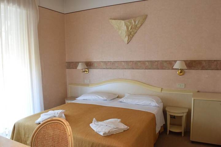 Room 6 of 33