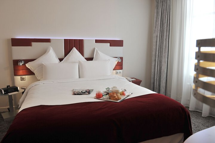 Room 17 of 102