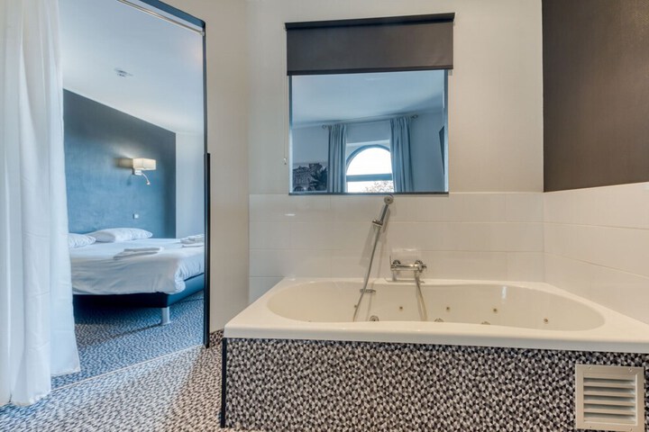Room 43 of 49
