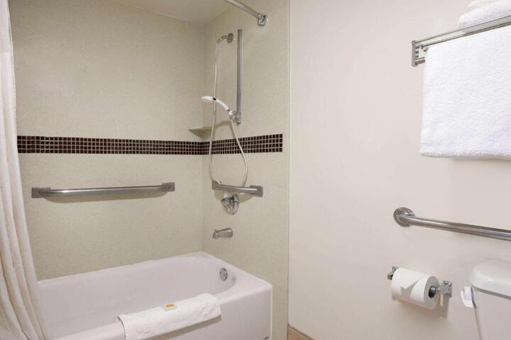 1 Queen Bed Accessible Room (2 of 9)