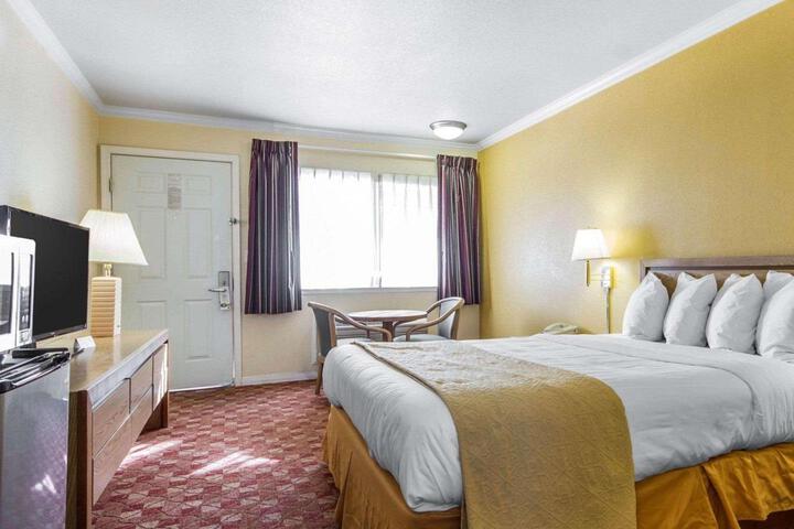 1 Queen Bed (1 of 10)