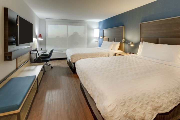 2 Queen Beds with Walk in Shower (5 of 14)