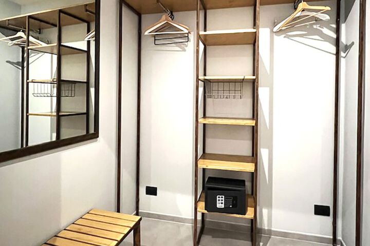 Room 33 of 81