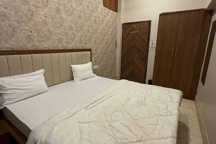 Room 8 of 14
